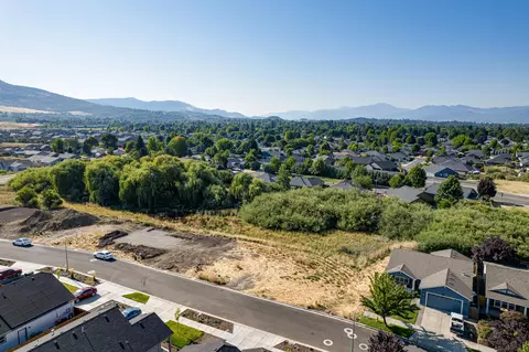 1636 Monarch Ln, Medford, OR 97504