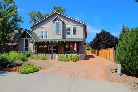 108 Sky Crest Dr, Grants Pass, OR 97527