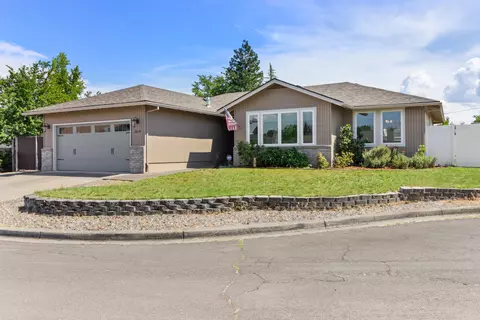 2038 Young Ct, Medford, OR 97504