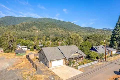 803 Broadway St, Rogue River, OR 97537