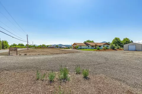 2334 Corey Rd, Central Point, OR 97502