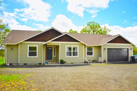 13822 Perry Rd, Central Point, OR 97502