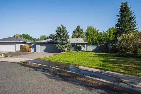 61875 Avonlea Cir, Bend, OR 97702 photo 2