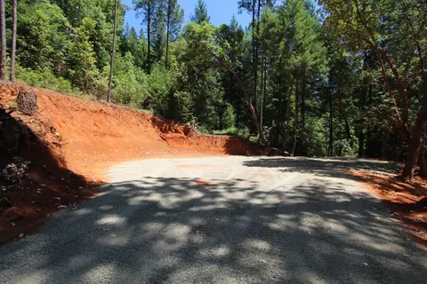 202 Leland Road, Wolf Creek, OR 97497