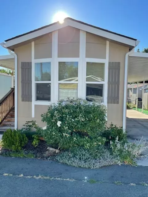 402 Teakwood Dr, Grants Pass, OR 97526