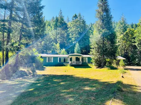855 Lakeshore Dr, Selma, OR 97538