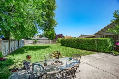 1748 Stewart Ave, Medford, OR 97501