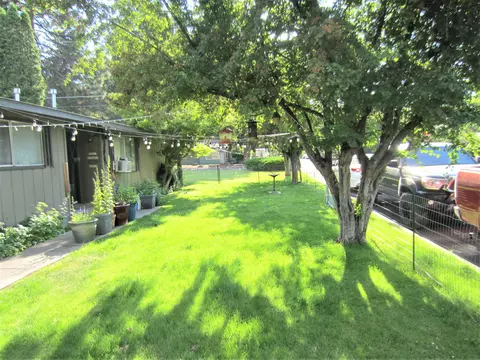 748 NE 9th St, Bend, OR 97701 photo 2