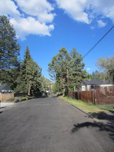 748 NE 9th St, Bend, OR 97701