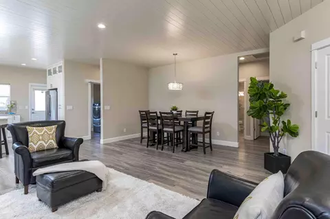 21341 Oakview Dr, Bend, OR 97701 photo 3