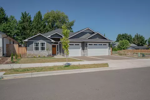 2845 Caldera Ln, Medford, OR 97504