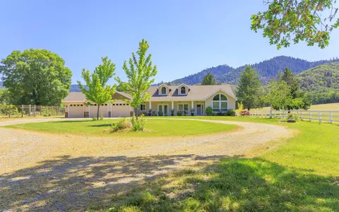 8025 Old Stage Rd, Central Point, OR 97502