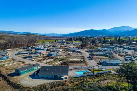 4601 S Pacific Hwy #25, Phoenix, OR 97535
