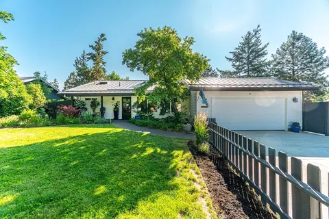 1704 NE Cliff Dr, Bend, OR 97701