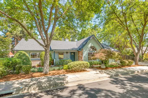 2961 Nova Dr, Ashland, OR 97520
