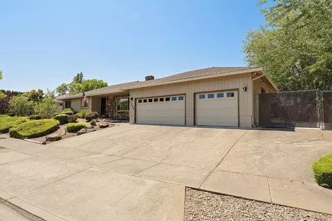 1252 La Loma Dr, Medford, OR 97504