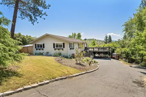1586 Angelcrest Dr, Medford, OR 97504