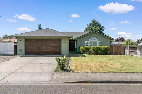 3244 Blackthorn Dr, Medford, OR 97504