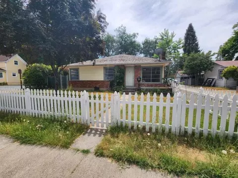 317 SW Burgess St, Grants Pass, OR 97526