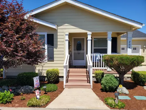 204 Kingsley Dr, Grants Pass, OR 97526