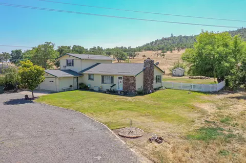 10601 Antioch Rd, Central Point, OR 97502