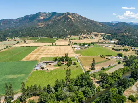 900 Hamilton Rd, Jacksonville, OR 97530