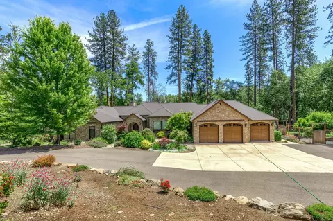 3446 Rogue River Dr, Eagle Point, OR 97524