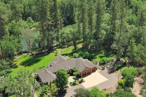 3446 Rogue River Dr, Eagle Point, OR 97524 photo 3