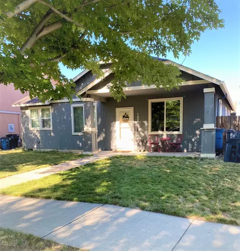 1236 NE 4th St, Redmond, OR 97756