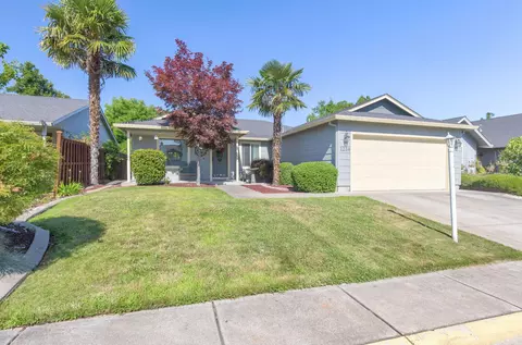 1214 Twin Rocks Dr, Central Point, OR 97502