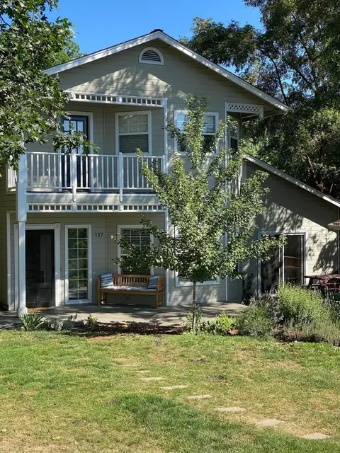 137 Nob Hill St, Ashland, OR 97520