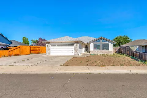 1153 White Chapel Dr, Central Point, OR 97502