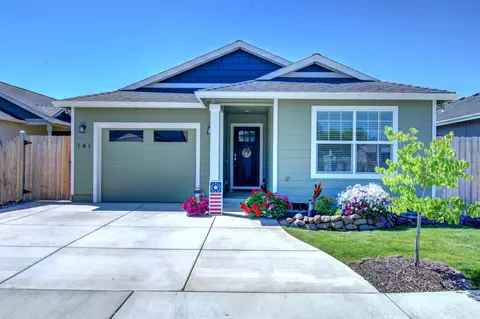 141 Cottonwood Dr, Eagle Point, OR 97524