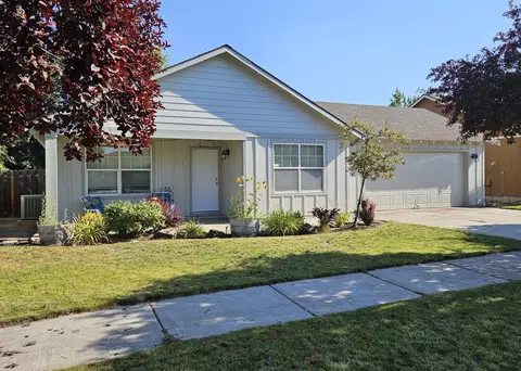 3221 SW Juniper Ave, Redmond, OR 97756
