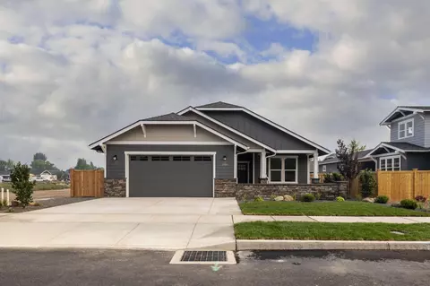 1755 NW Hemlock Ave, Redmond, OR 97756