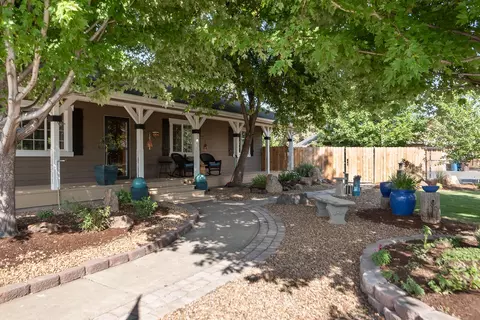 290 NW 28th St, Redmond, OR 97756