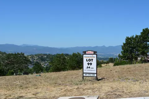 5701 Autumn Park Dr, Medford, OR 97504