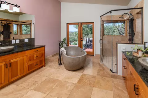 Bath - 23555 Rickard Rd, Bend, OR 97702 photo 1 of 2
