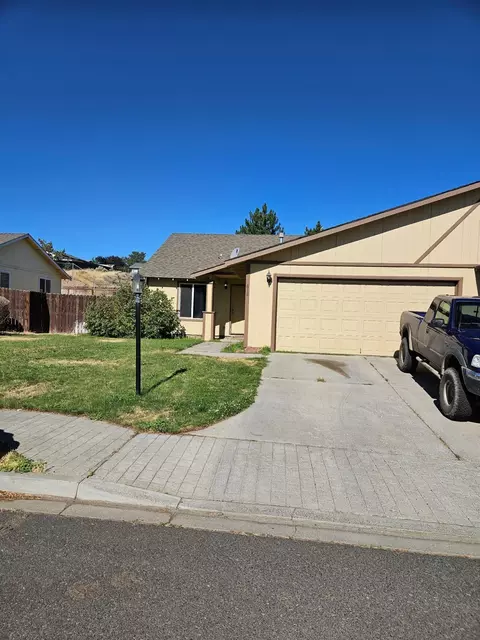 818 SE Kierra Pl, Madras, OR 97741