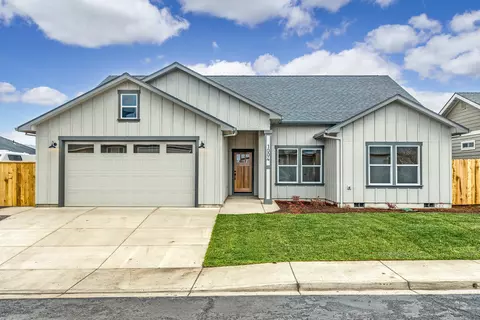 1004 Arana Dr, Phoenix, OR 97535