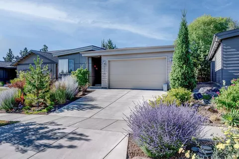63149 Iner Loop, Bend, OR 97701 photo 2