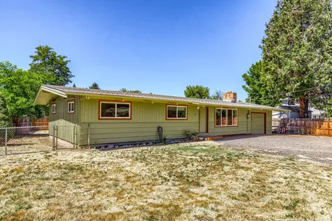 444 W Pine St, Central Point, OR 97502