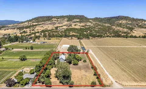 9884 Table Rock Rd, Central Point, OR 97502