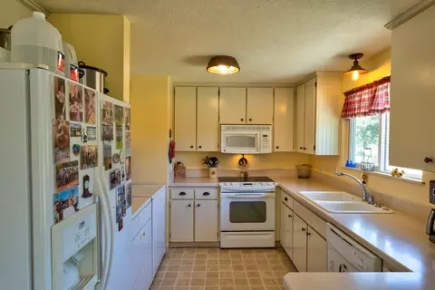 67160 Harrington Loop Rd, Bend, OR 97703 photo 9