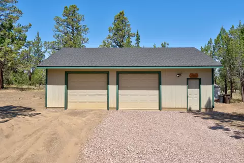 67160 Harrington Loop Rd, Bend, OR 97703 photo 2