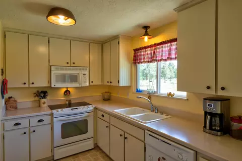 67160 Harrington Loop Rd, Bend, OR 97703 photo 7