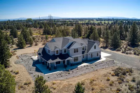 62806 Montara Dr, Bend, OR 97701 photo 2
