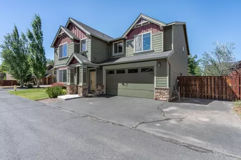 560 NW 28th St, Redmond, OR 97756