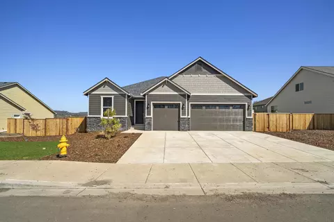 39 Woodlands Dr #560, Eagle Point, OR 97524