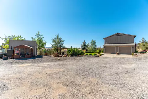 Exterior - 1896 SE Hoffman Dr, Madras, OR 97741 photo 9 of 12